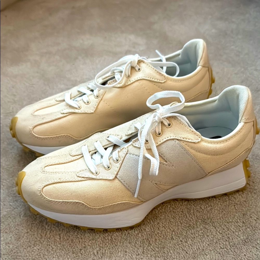 Women’s New Balance 327 Size 9 Cream and White Sneakers